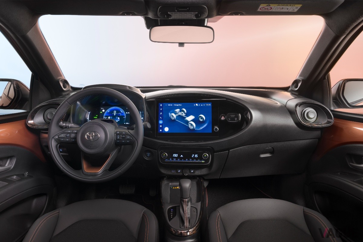 トヨタ新型「アイゴXハイブリッド」