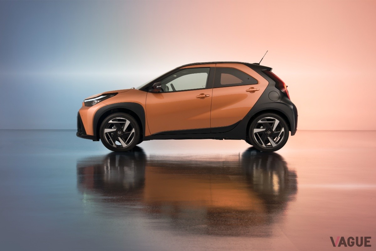 トヨタ新型「アイゴXハイブリッド」