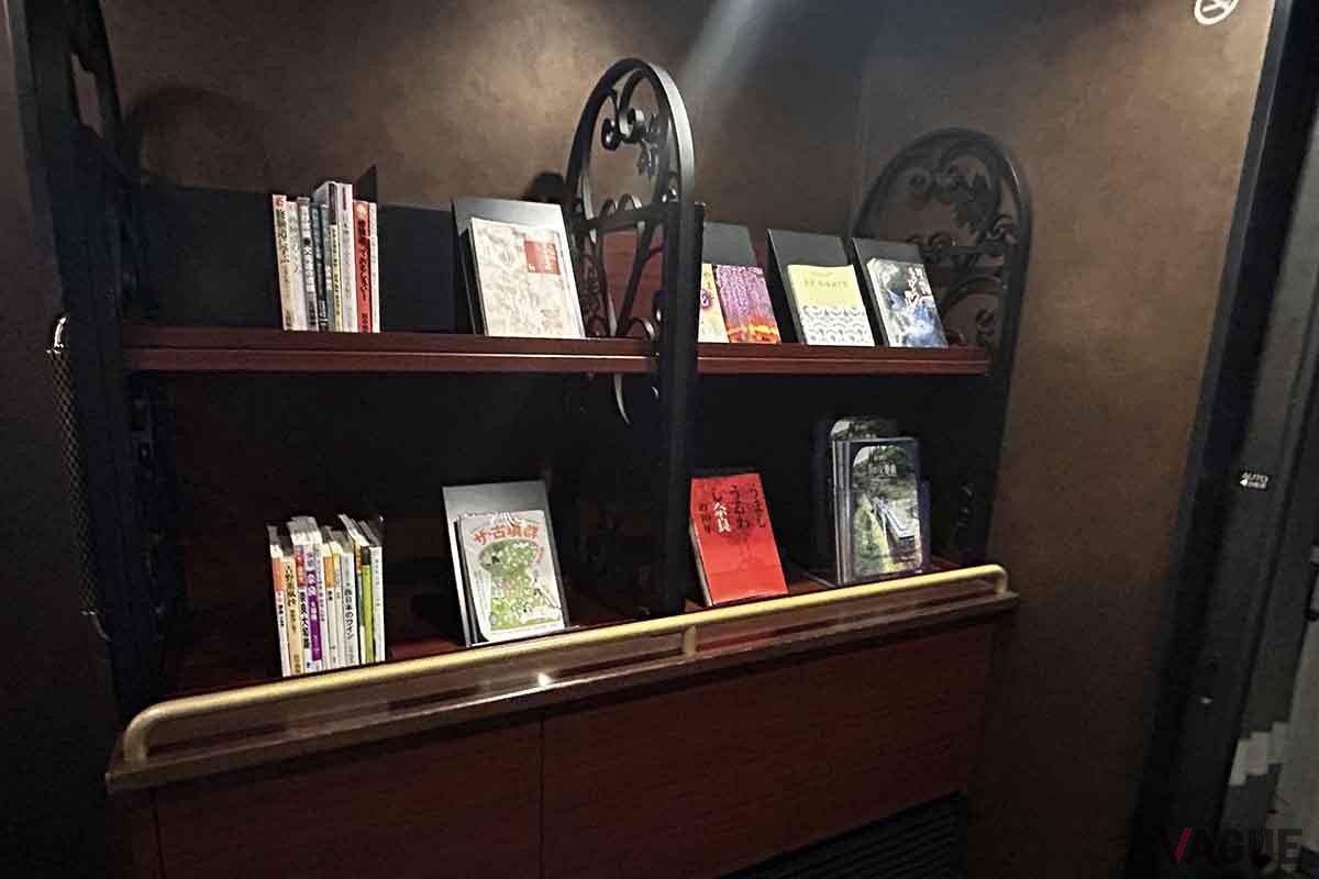 近鉄の観光特急「青い交響曲（シンフォニー）」の車内。ライブラリーもある