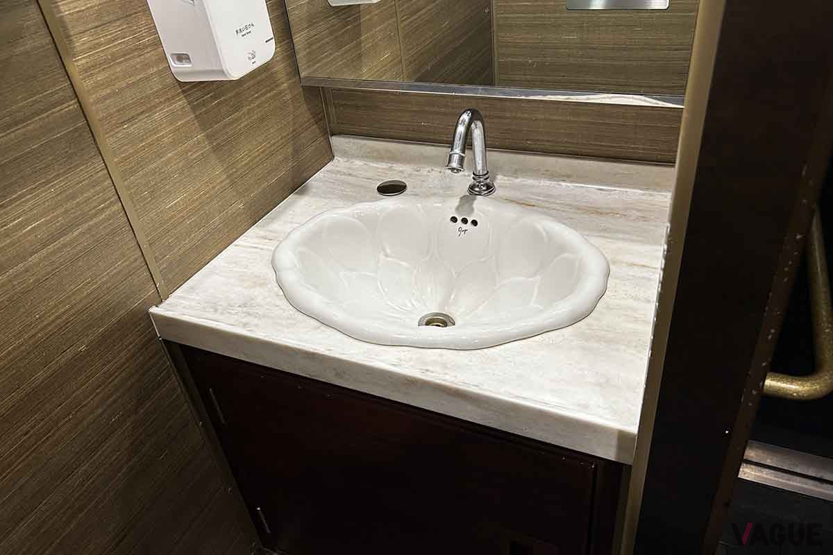 近鉄の観光特急「青い交響曲（シンフォニー）」の車内。洗面台