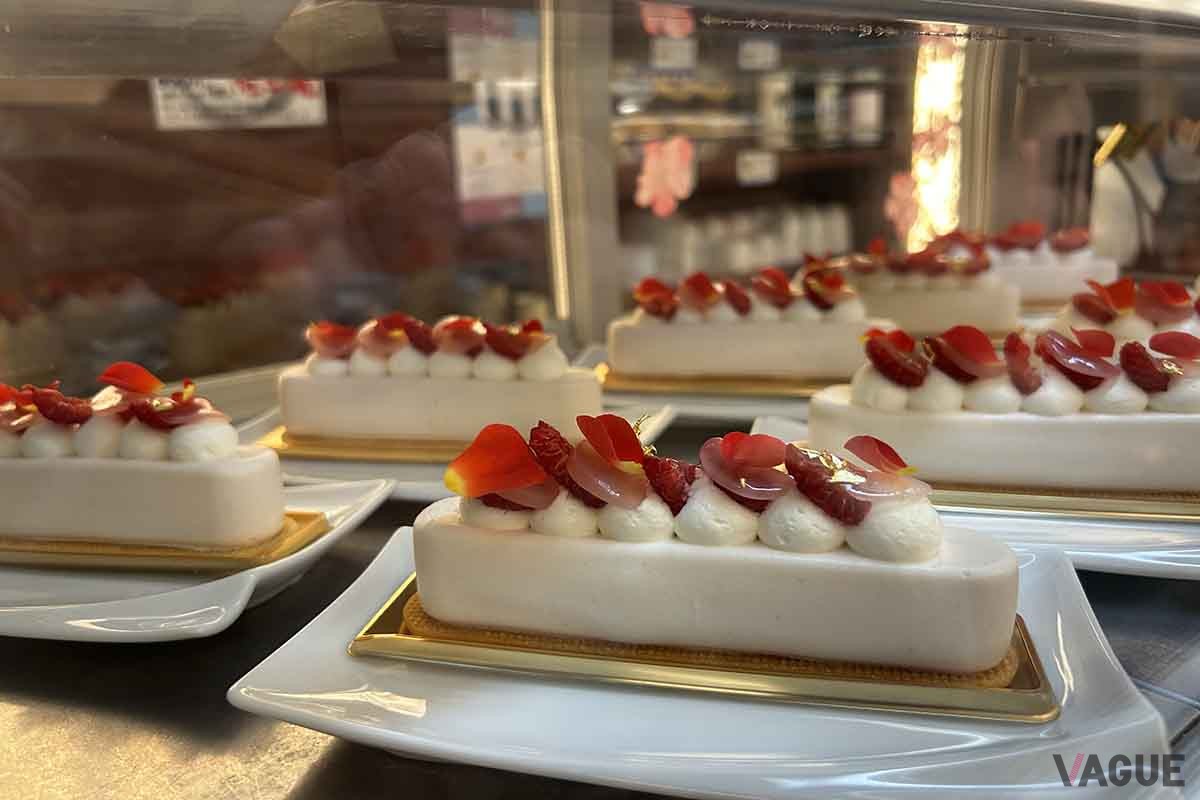 バーカウンターではオリジナルのスイーツやお酒も販売。写真は大阪マリオット都ホテル ペストリーシェフ近藤大介氏が考案した「季節のオリジナルケーキセット（1400円）」