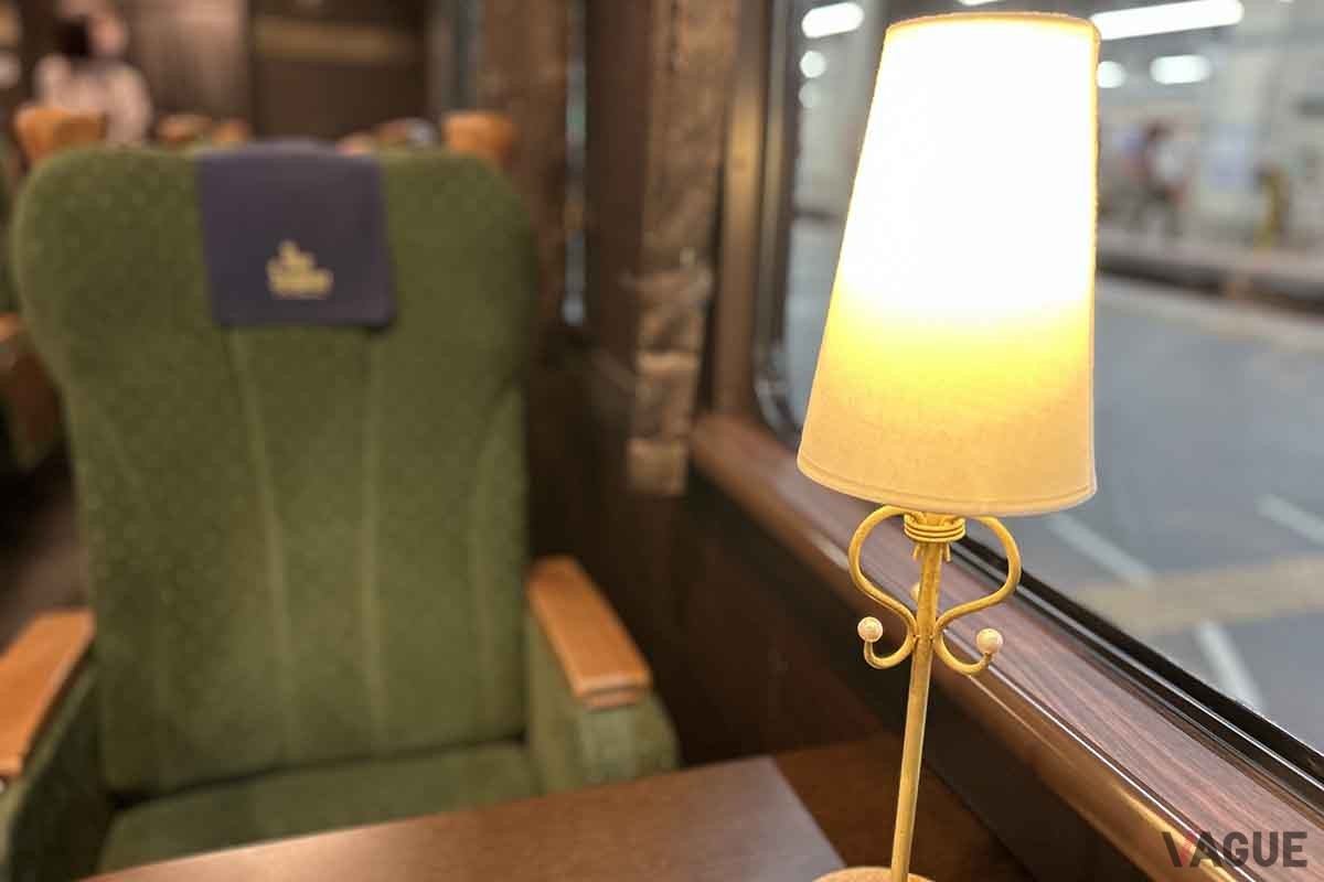 近鉄の観光特急「青い交響曲（シンフォニー）」の車内