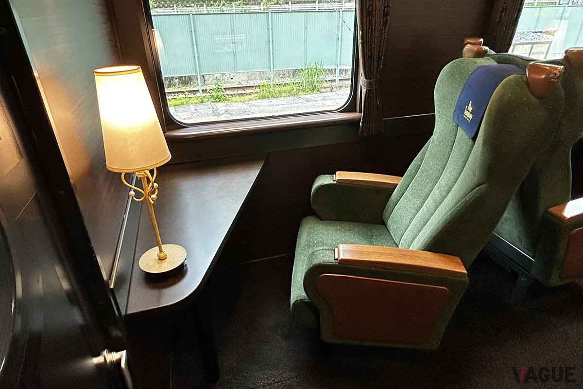 近鉄の観光特急「青い交響曲（シンフォニー）」の車内