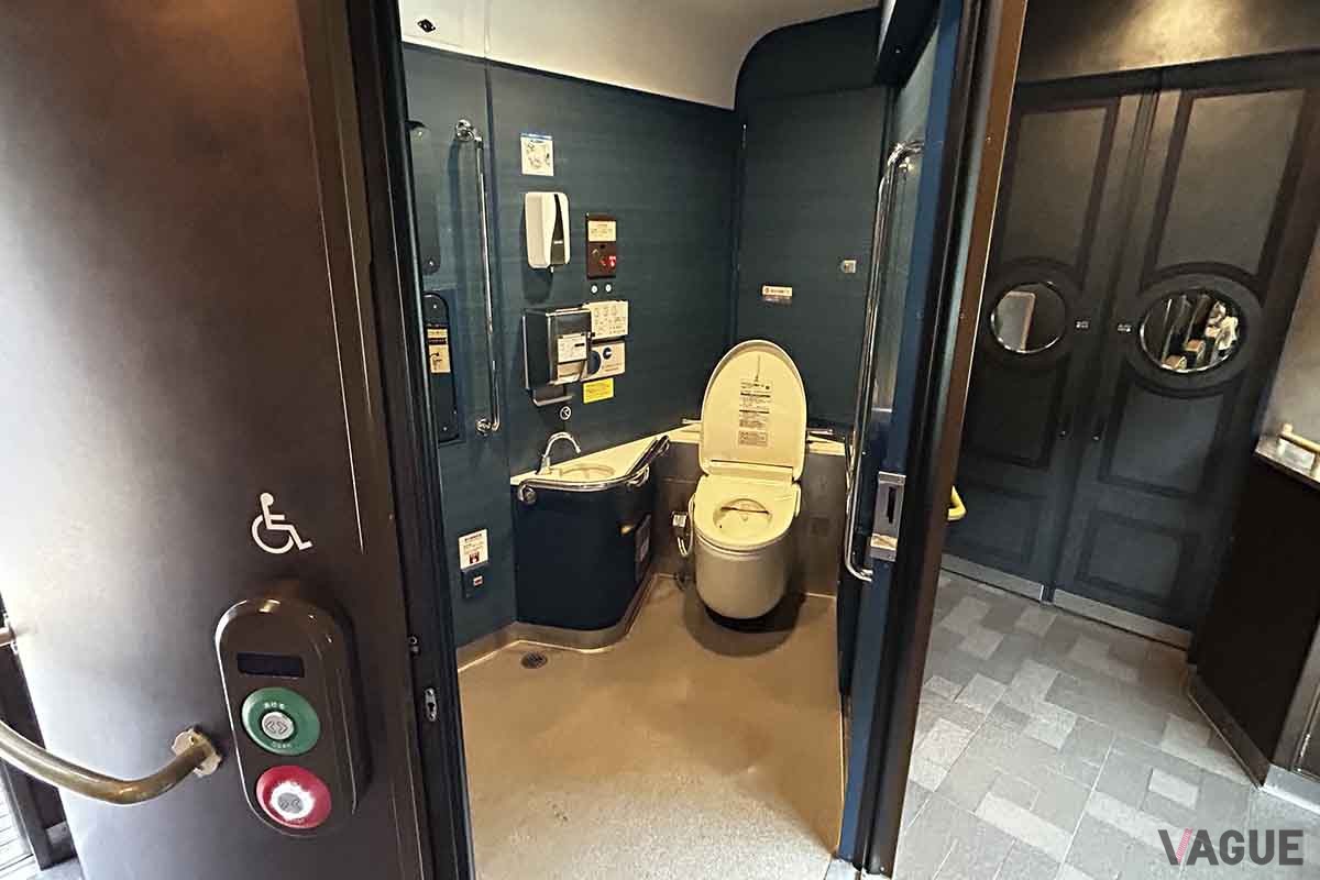 近鉄の観光特急「青い交響曲（シンフォニー）」の車内。トイレ