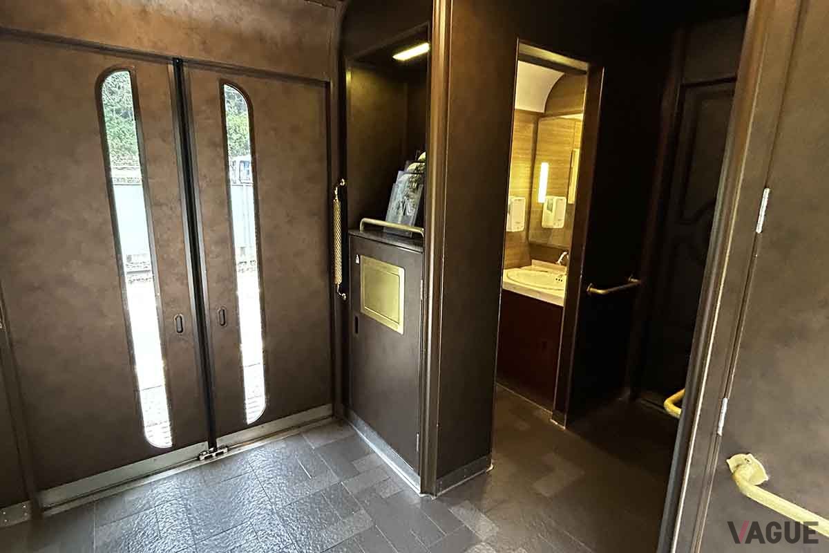 近鉄の観光特急「青い交響曲（シンフォニー）」の車内