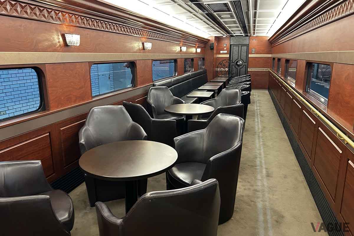 近鉄の観光特急「青い交響曲（シンフォニー）」の車内