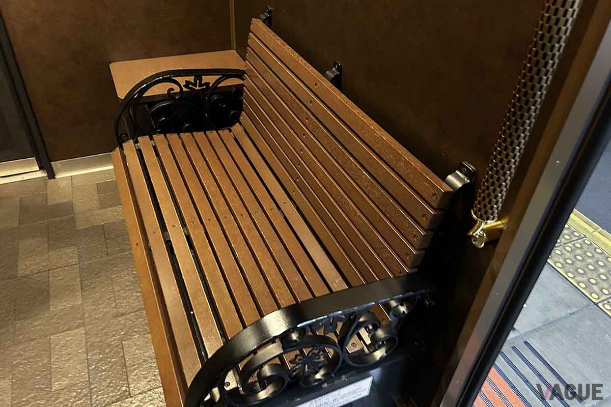 近鉄の観光特急「青い交響曲（シンフォニー）」の車内