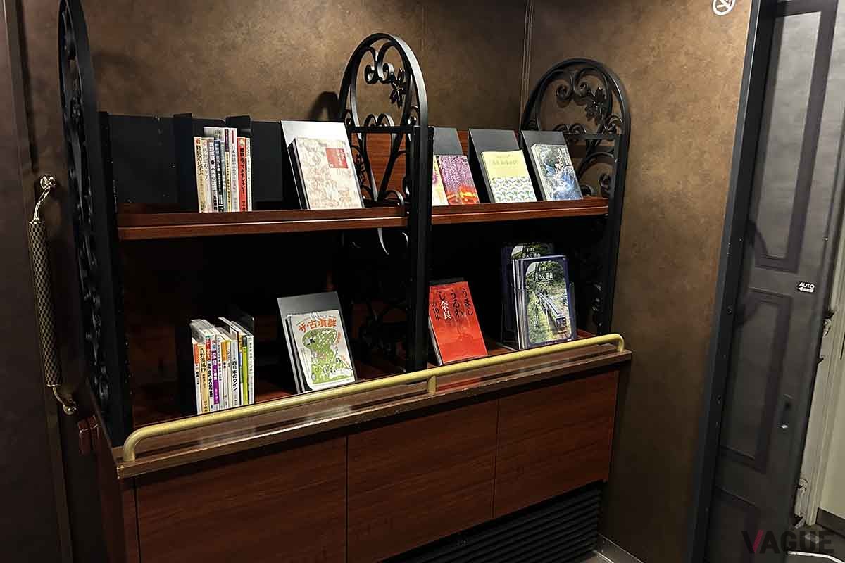 近鉄の観光特急「青い交響曲（シンフォニー）」の車内