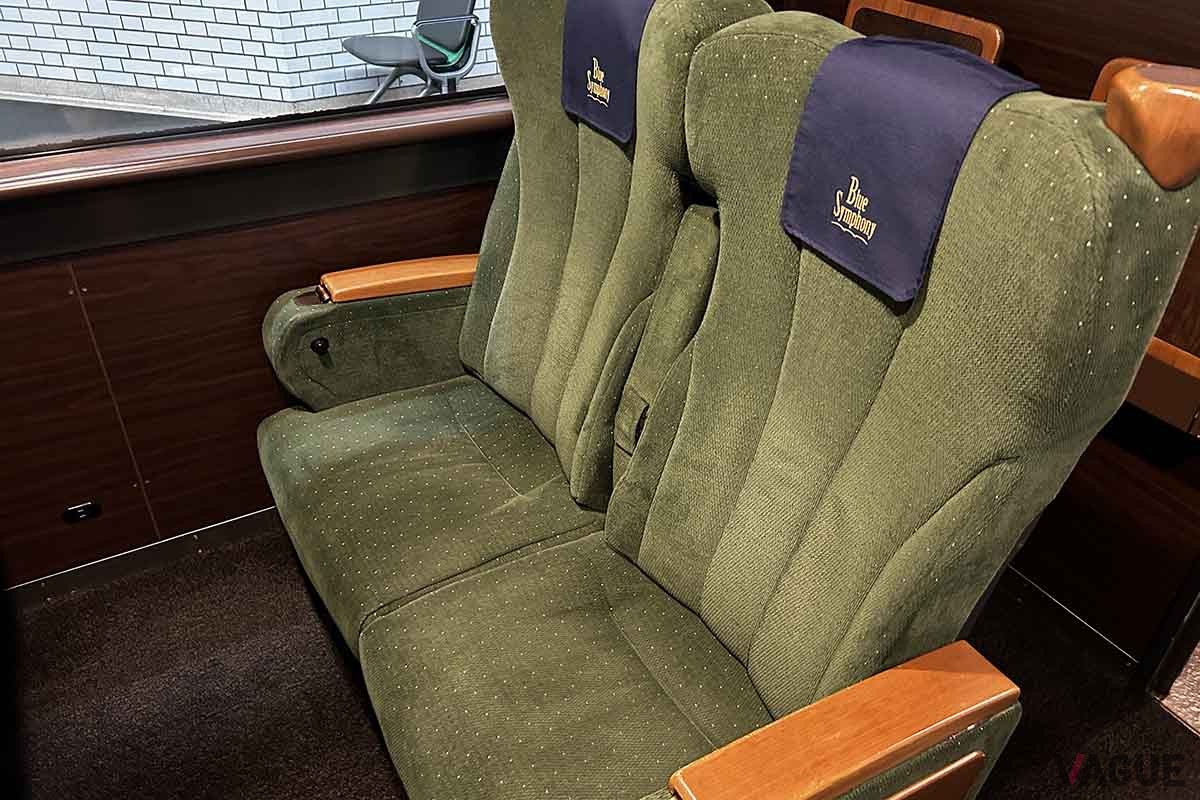 近鉄の観光特急「青い交響曲（シンフォニー）」の車内