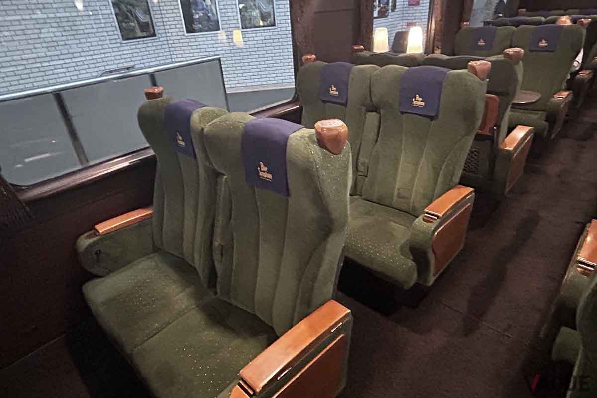 近鉄の観光特急「青い交響曲（シンフォニー）」の車内