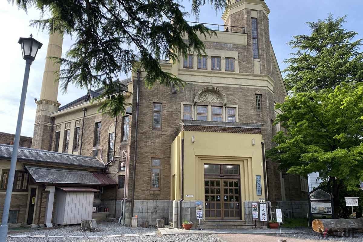 諏訪湖近くにある重要文化財片倉館