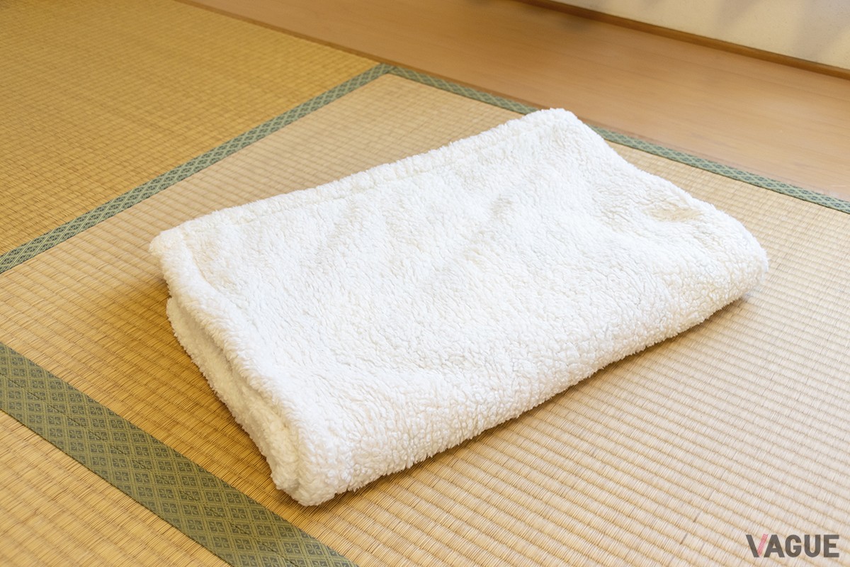 空調の風が直接当たらないようにし、気温に応じて保冷剤や毛布なども活用したいところ