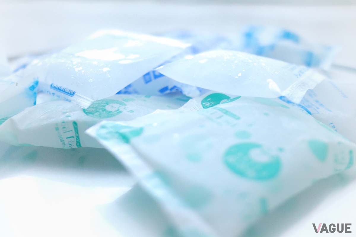 空調の風が直接当たらないようにし、気温に応じて保冷剤や毛布なども活用したいところ