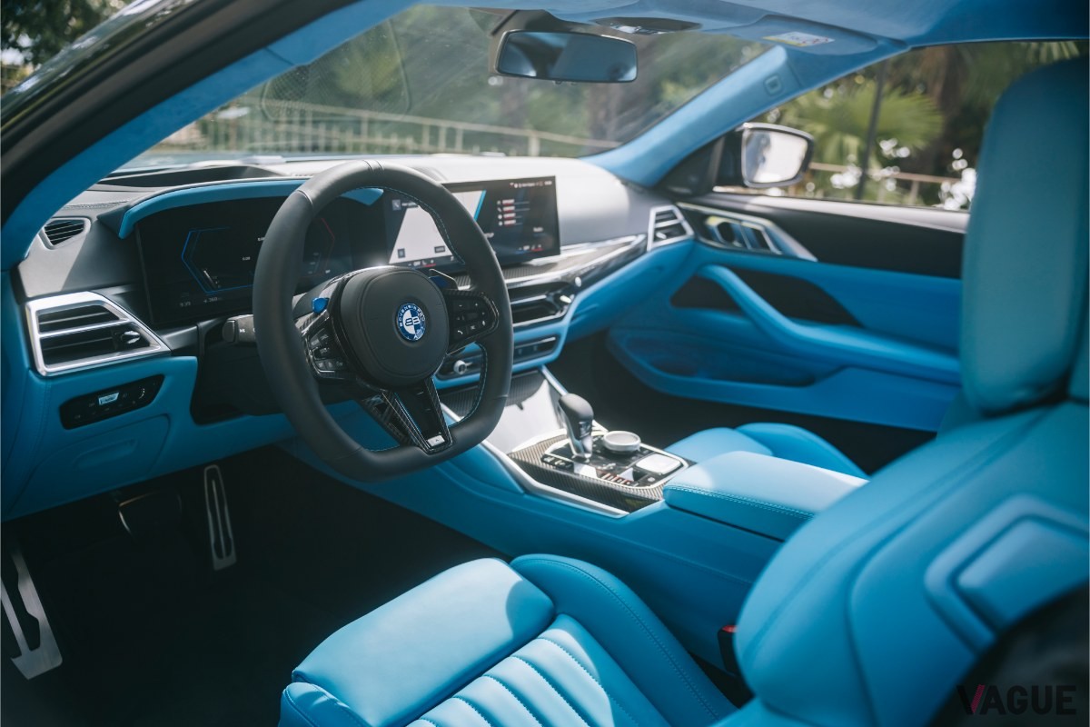 インテリアには最高級のラヴァリナレザーとアルカンターラを贅沢に使用