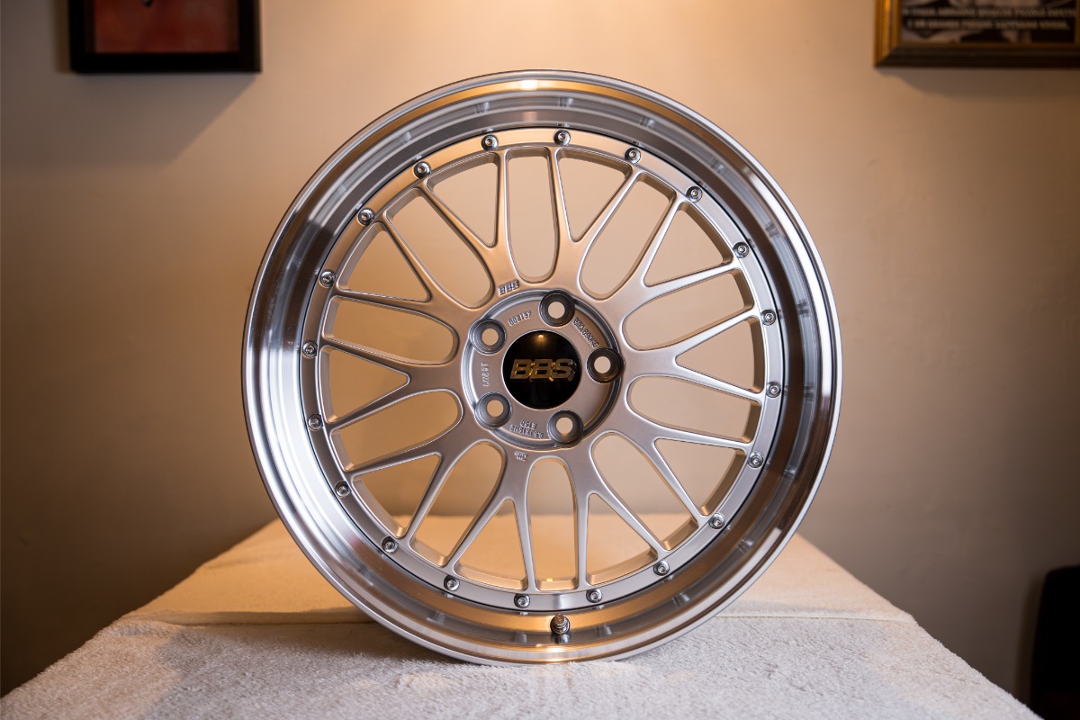 BBS「LM」は、10交点クロススポークのディスクとリムで構成されたアルミ鍛造の2ピース構造を採用している