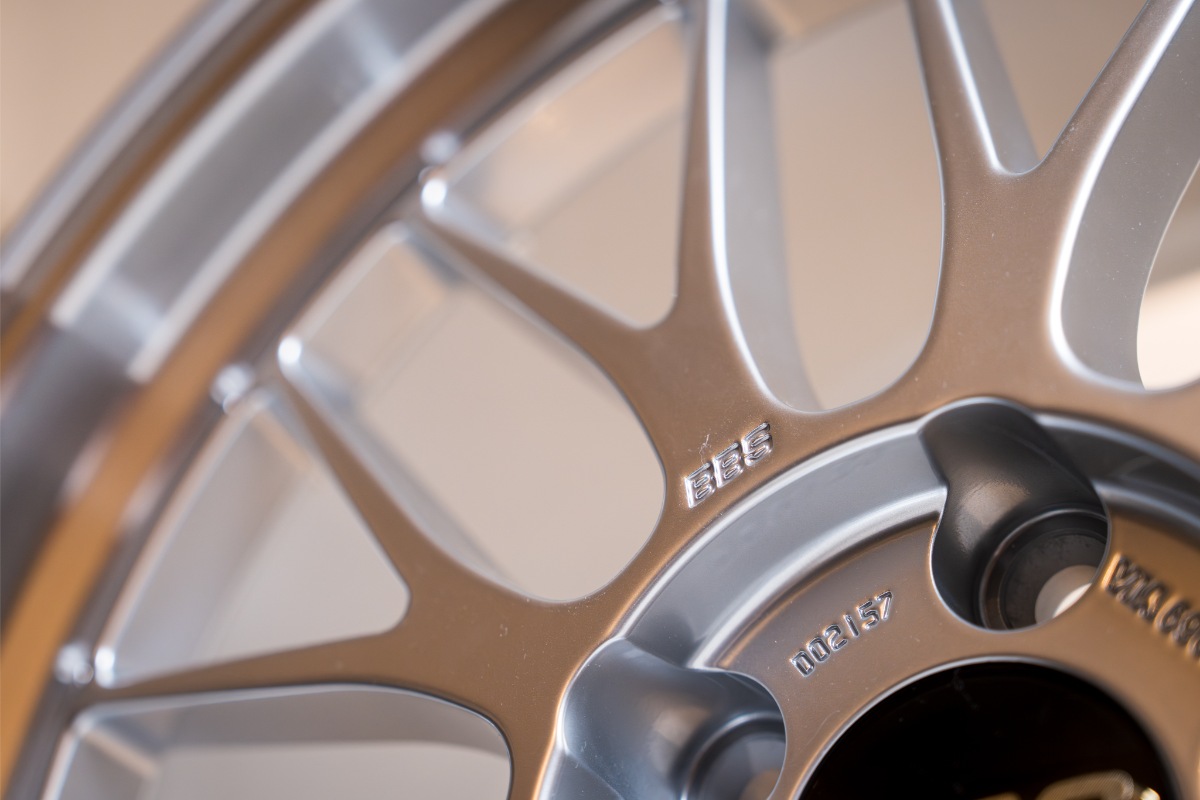 BBS「LM」は、10交点クロススポークのディスクとリムで構成されたアルミ鍛造の2ピース構造を採用している
