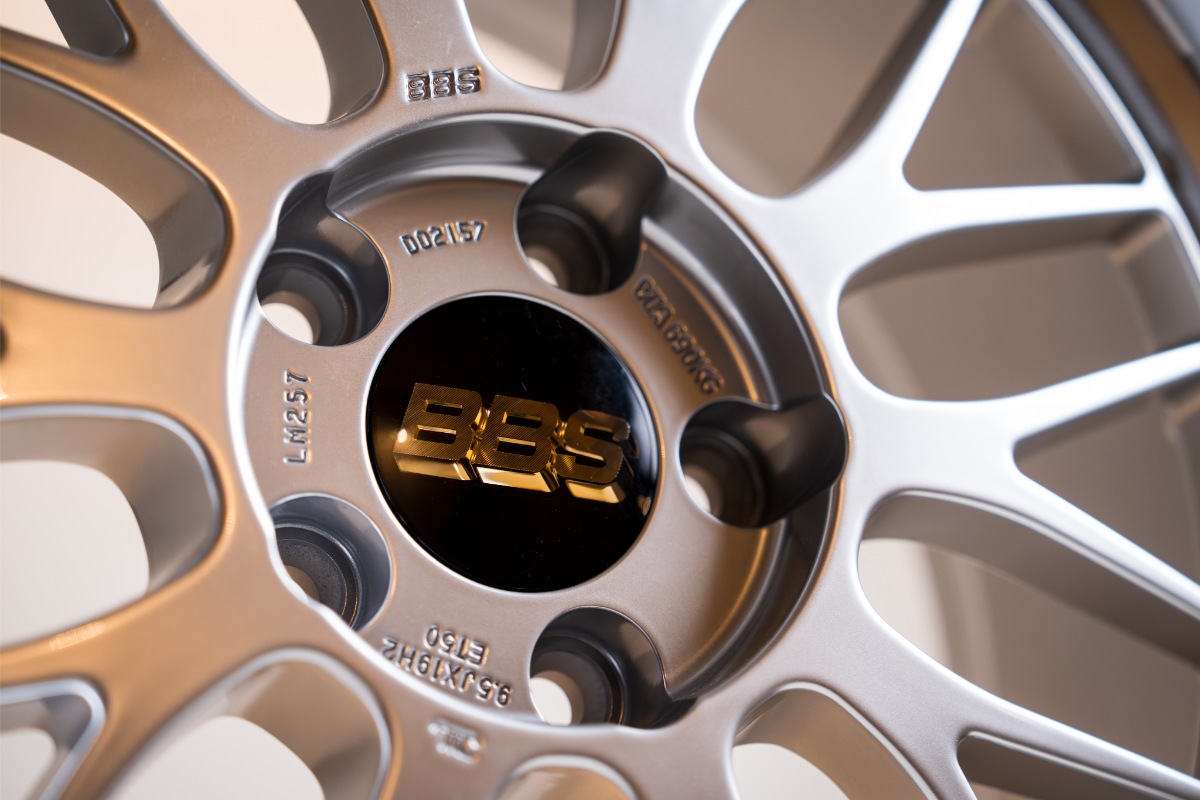 BBS「LM」は、10交点クロススポークのディスクとリムで構成されたアルミ鍛造の2ピース構造を採用している