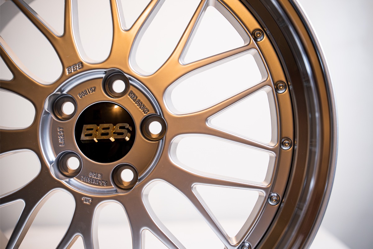 BBS「LM」は、10交点クロススポークのディスクとリムで構成されたアルミ鍛造の2ピース構造を採用している