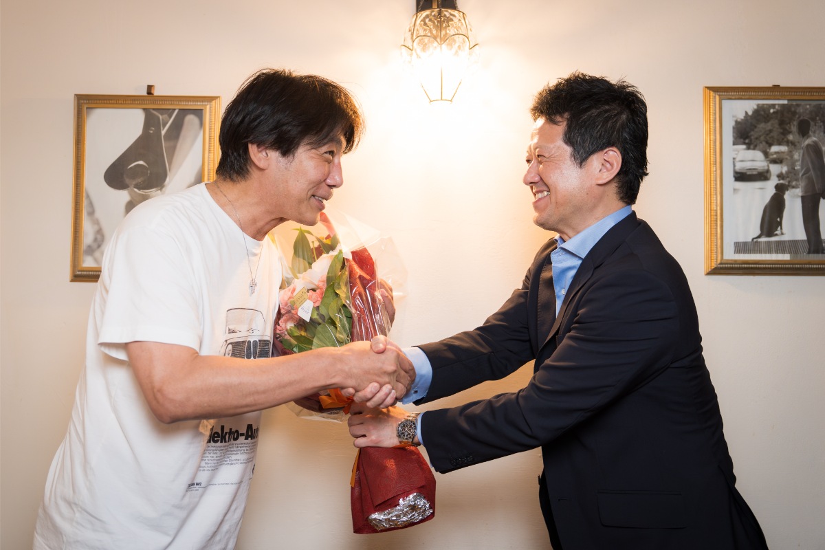 スタディ創業30周年を祝し、新田社長から鈴木会長へ花束が贈られた。ブランド同士の絆の深さが表れた瞬間
