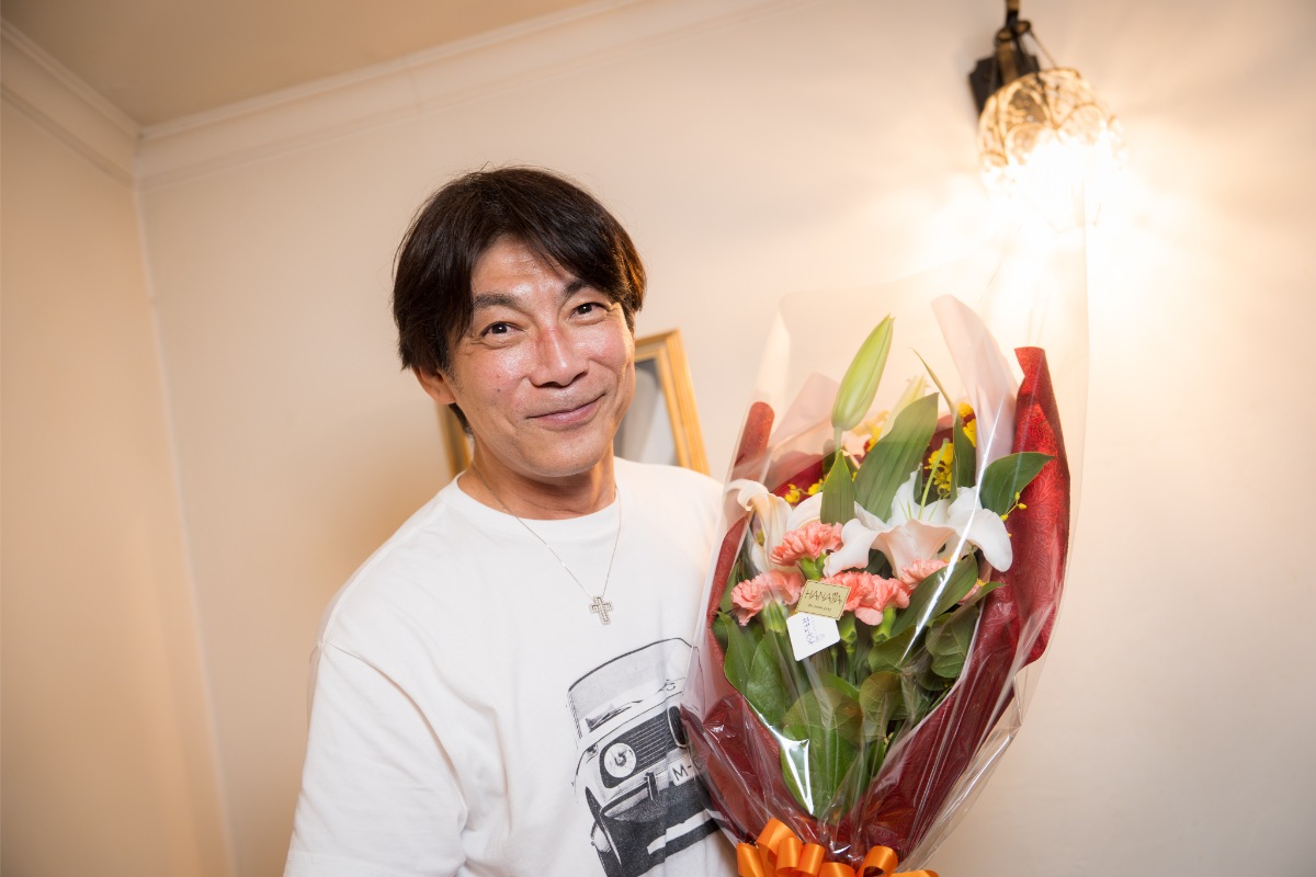 スタディ創業30周年を祝し、新田社長から鈴木会長へ花束が贈られた。ブランド同士の絆の深さが表れた瞬間