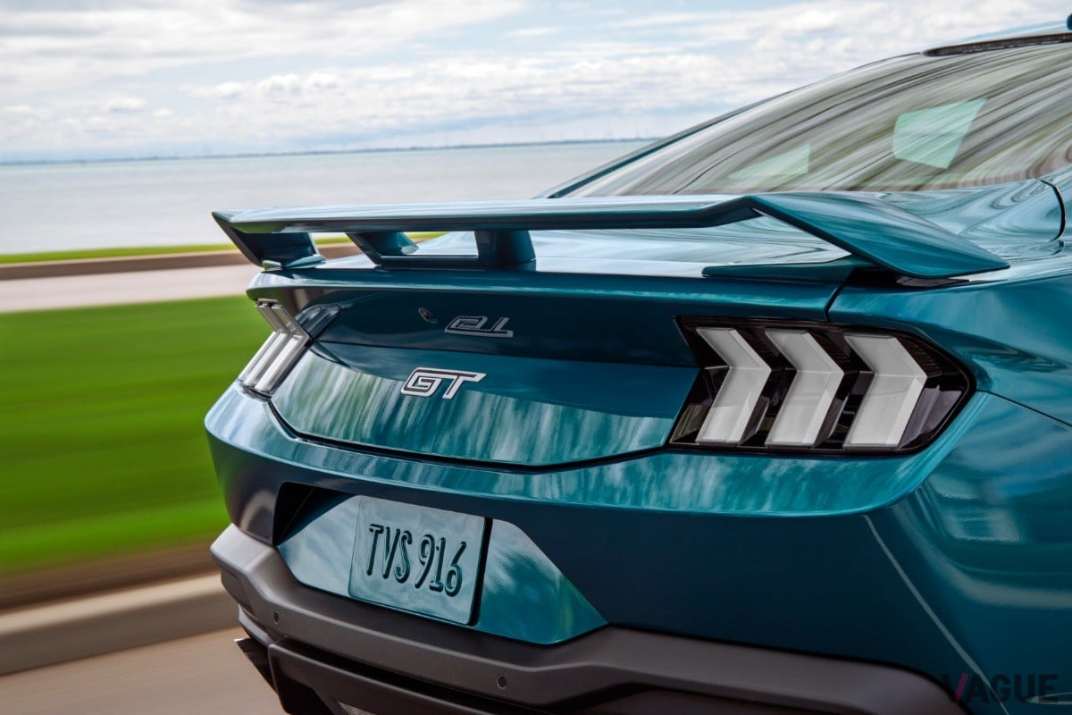 アドリアティック・ブルー・メタリックのボディに白のアクセントが映える、マスタングGTプレミアムの「FXパッケージ」