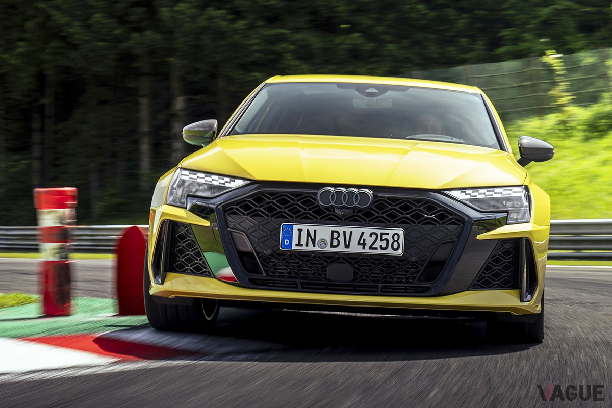 ボディカラーにパイソンイエローを纏ったアウディの改良新型「RS3セダン」