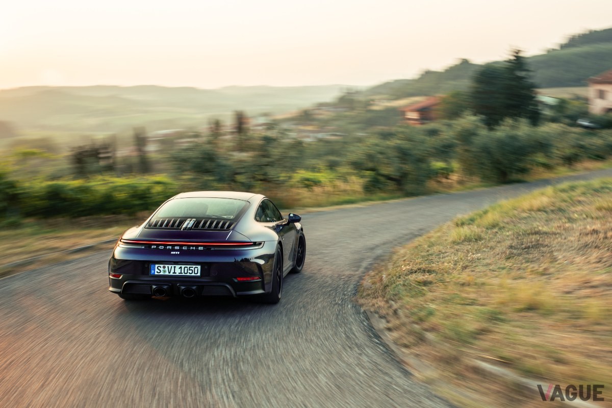 フェラガモとポルシェが手がけた、イタリア限定の特別仕様車「911カレラ4 GTS」