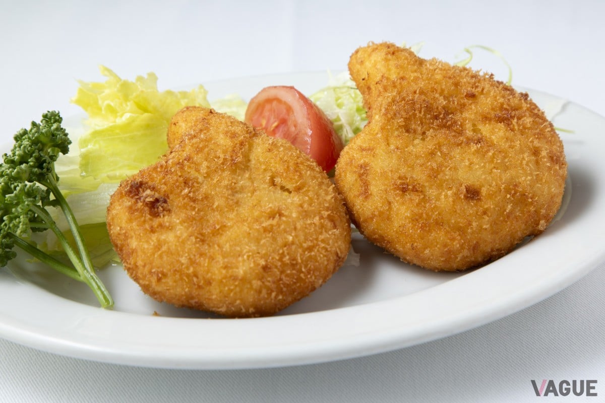 カニコロッケ1,600円。ティアドロップ型なのは、これも伝統的な形とのこと