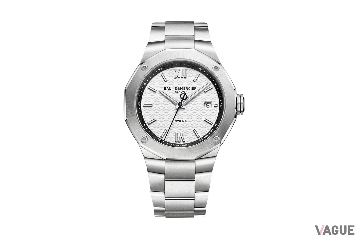 ピュアホワイトのダイヤルが美しい「リビエラ M0A10829」。ダイヤルの波モチーフがいつでも海のイメージを思い起こさせる