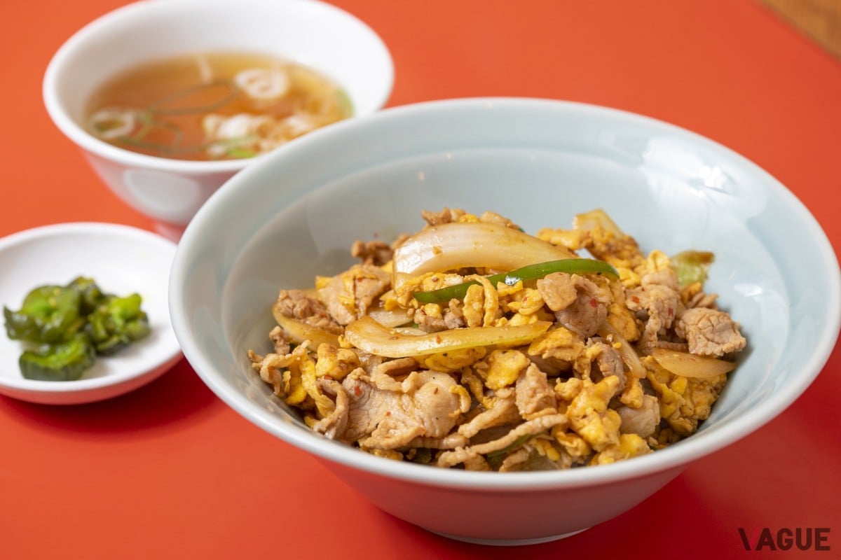 特丼1,000円、スープ、お新香付き。ごはん大盛りは+100円