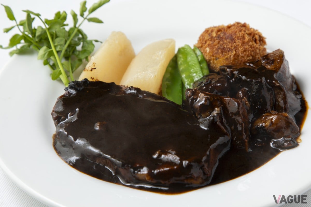 シチュー盛り合わせ2,550円。ビーフシチュー（右）とタンシチュー（左）が味わえる