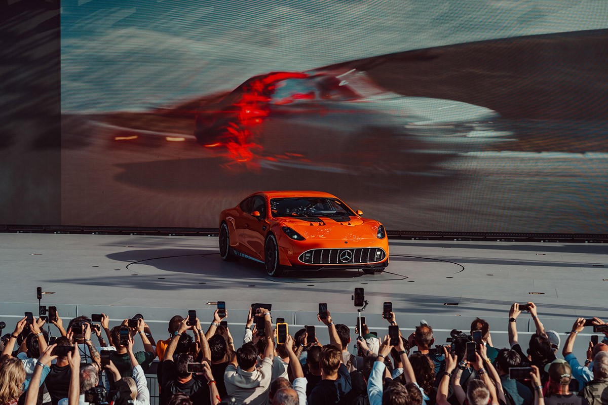 メルセデスAMG「コンセプトAMG GT XX」のド派手は発表会の模様