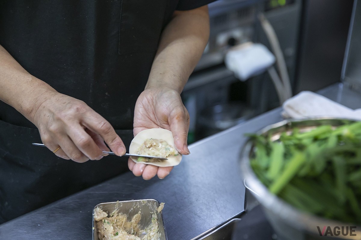 餃子はタネから一つひとつ手作り。肉の旨みも野菜の甘味も感じられる