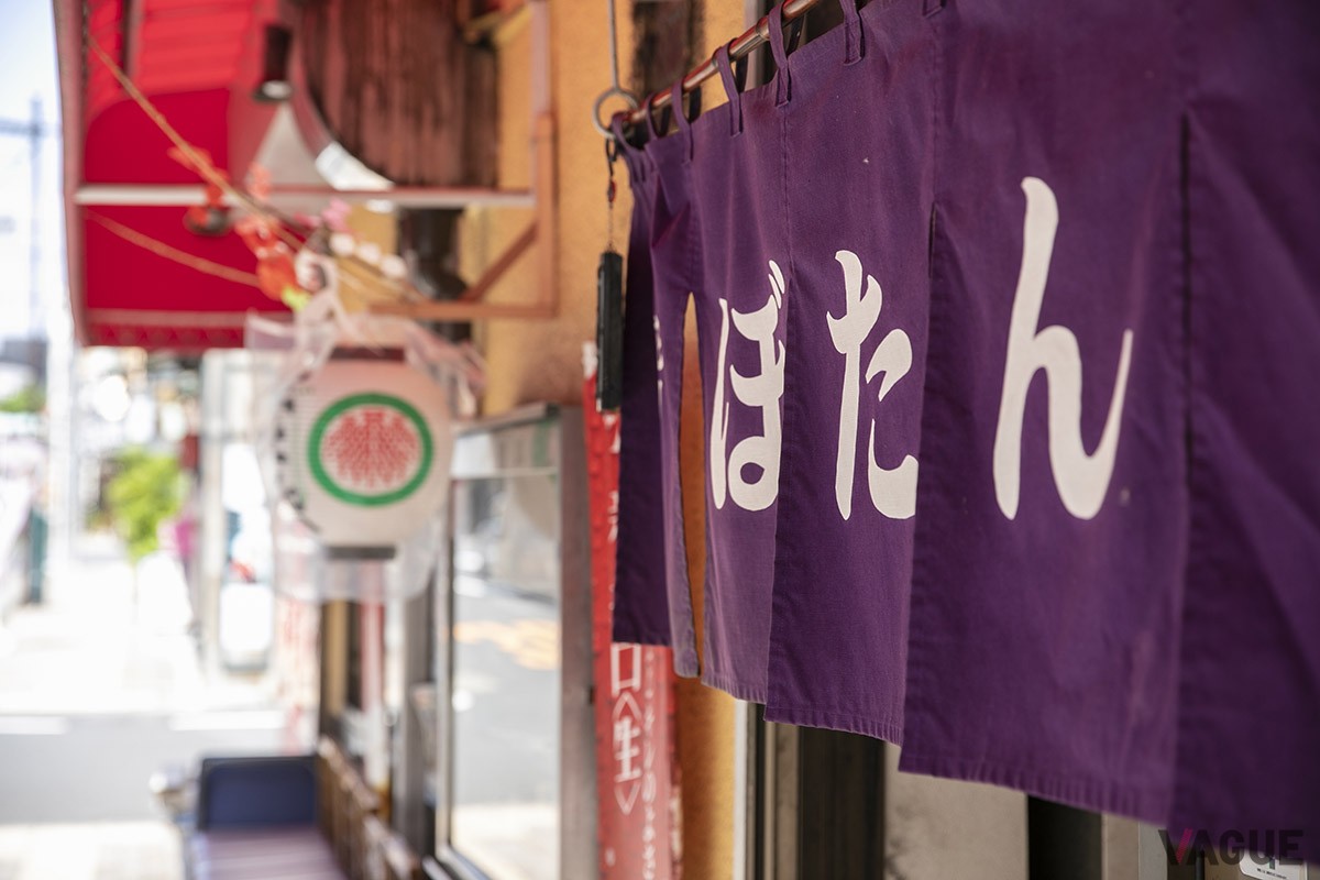 赤い屋根と紫色の暖簾が目標。この日はもうすぐお祭りなので提灯も