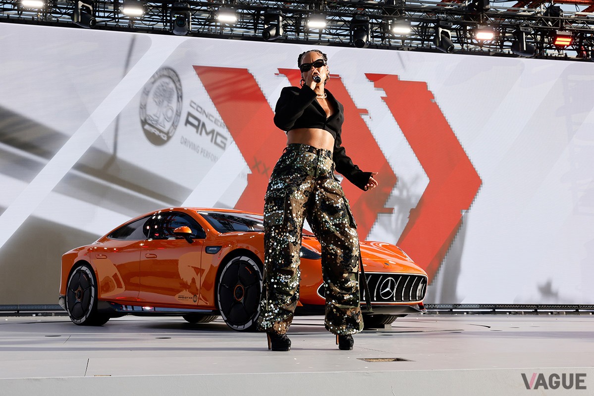 メルセデスAMG「コンセプトAMG GT XX」のド派手は発表会の模様