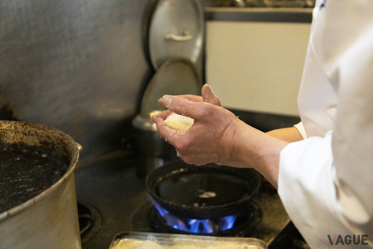 カニコロッケは、揚げる直前に成形してティアドロップ型に