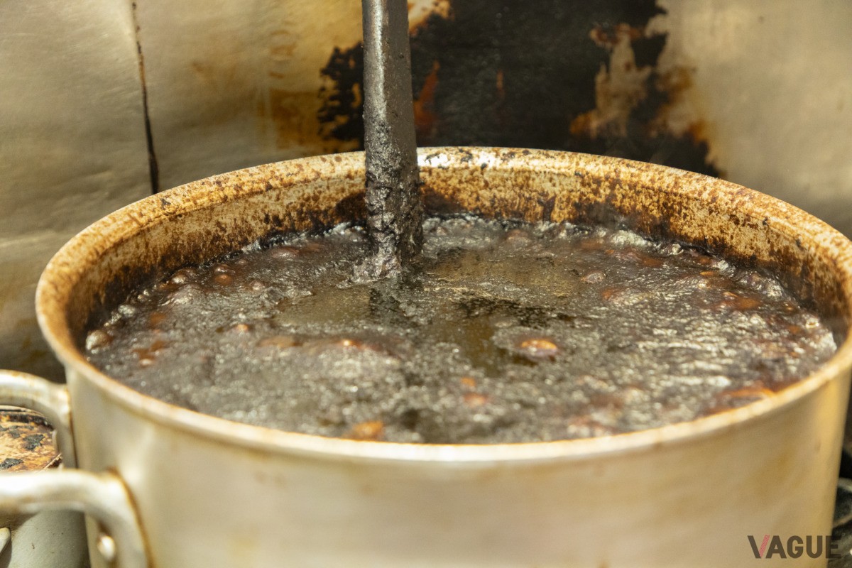 大きな鍋で煮込まれているデミグラスソース。ここに70年の歴史が！