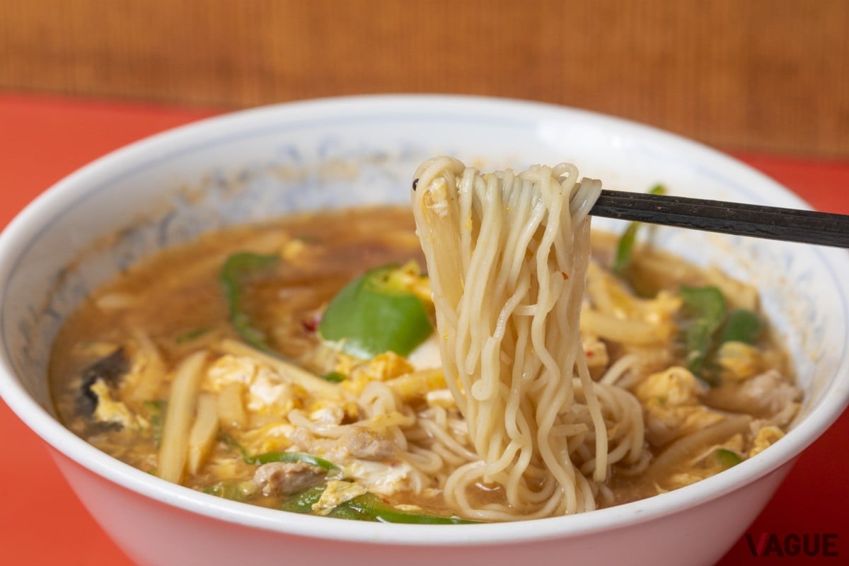 麺は細ストレート麺。ピーマンの緑が鮮やか、そしてタケノコがシャキシャキ！
