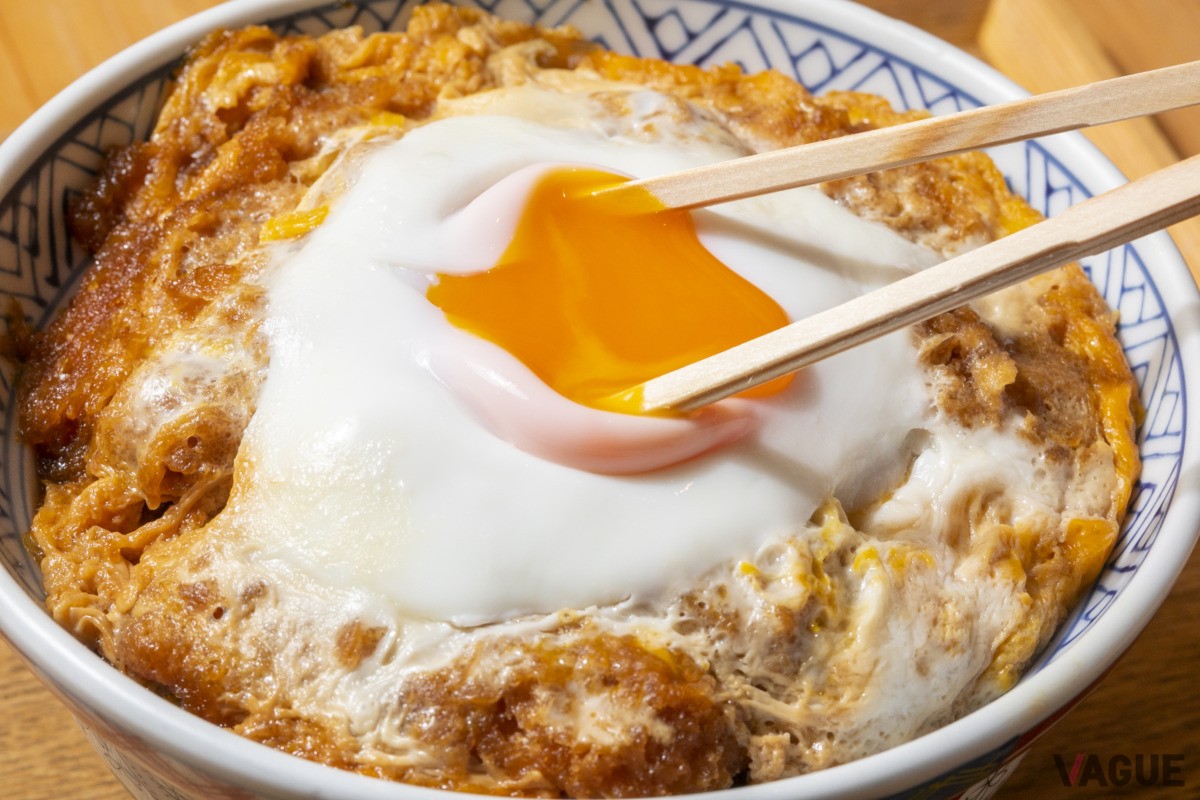 中央の目玉をそっと割って。トロッと感をより楽しめる