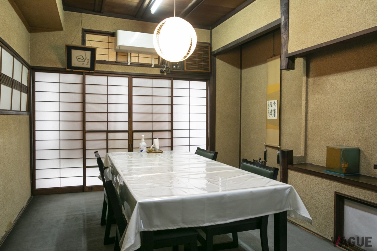 2階の個室席。砂壁や床の間、障子など、昔からの雰囲気を今も残している