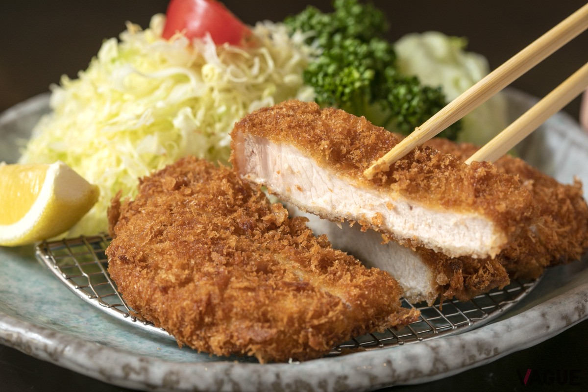 程よく油が切れたトンカツは、肉の旨みは残しつつくどさは一切感じない