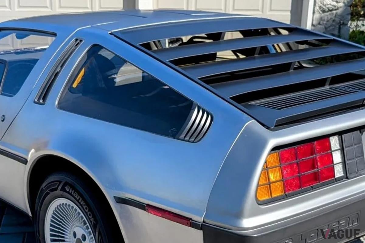 デロリアン DMC-12 カタログ 希少 バック・トゥ・ザ・フューチャー パーツ組み替えで「1」と「2」を再現可能！ レゴ「バック・トゥ・ザ
