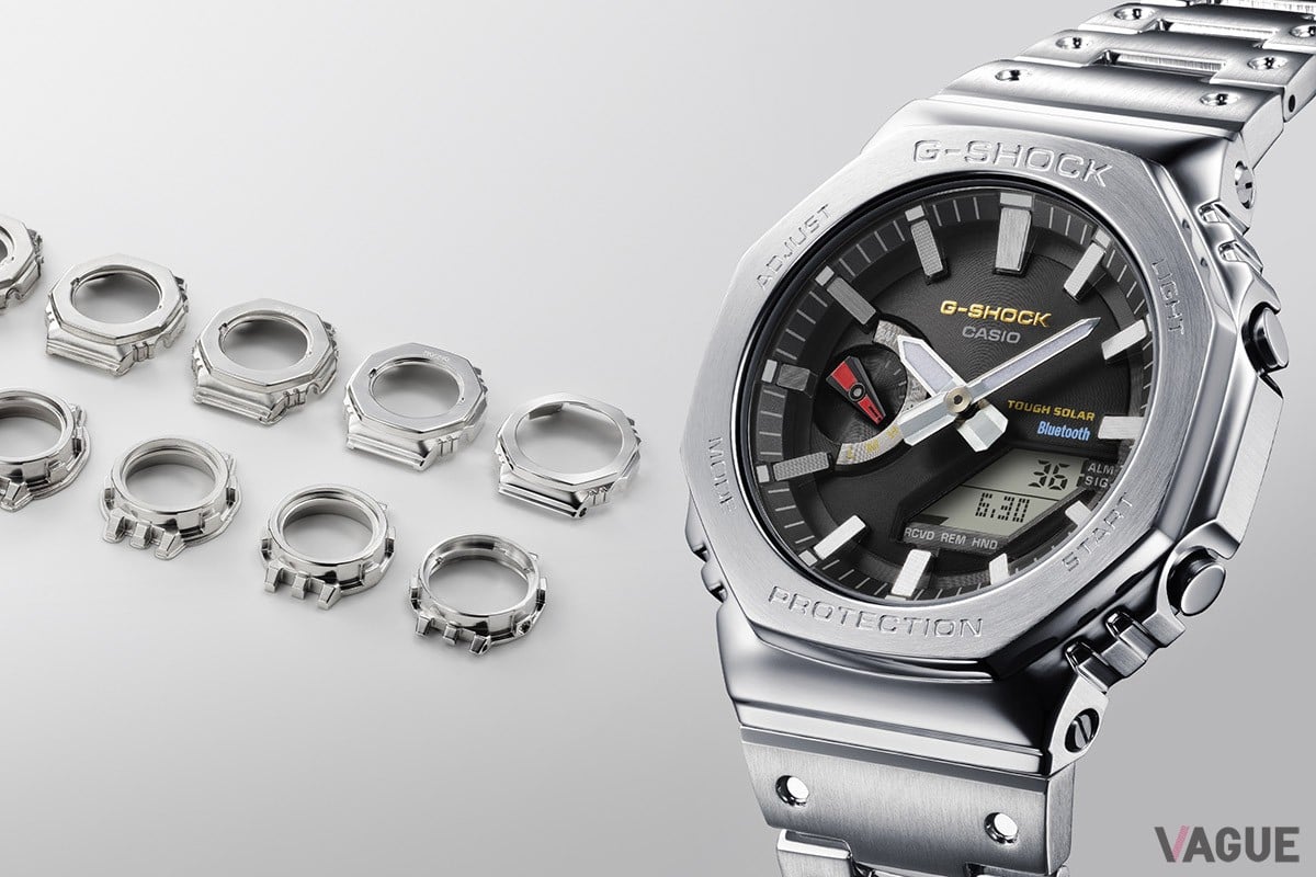 ベゼルとケースは、丁寧な鍛造、切削、研磨によりメタルならではの力強いフォルムに成形。バンドピースにはディンプル加工を施すことで初号機の樹脂バンドデザインを再現