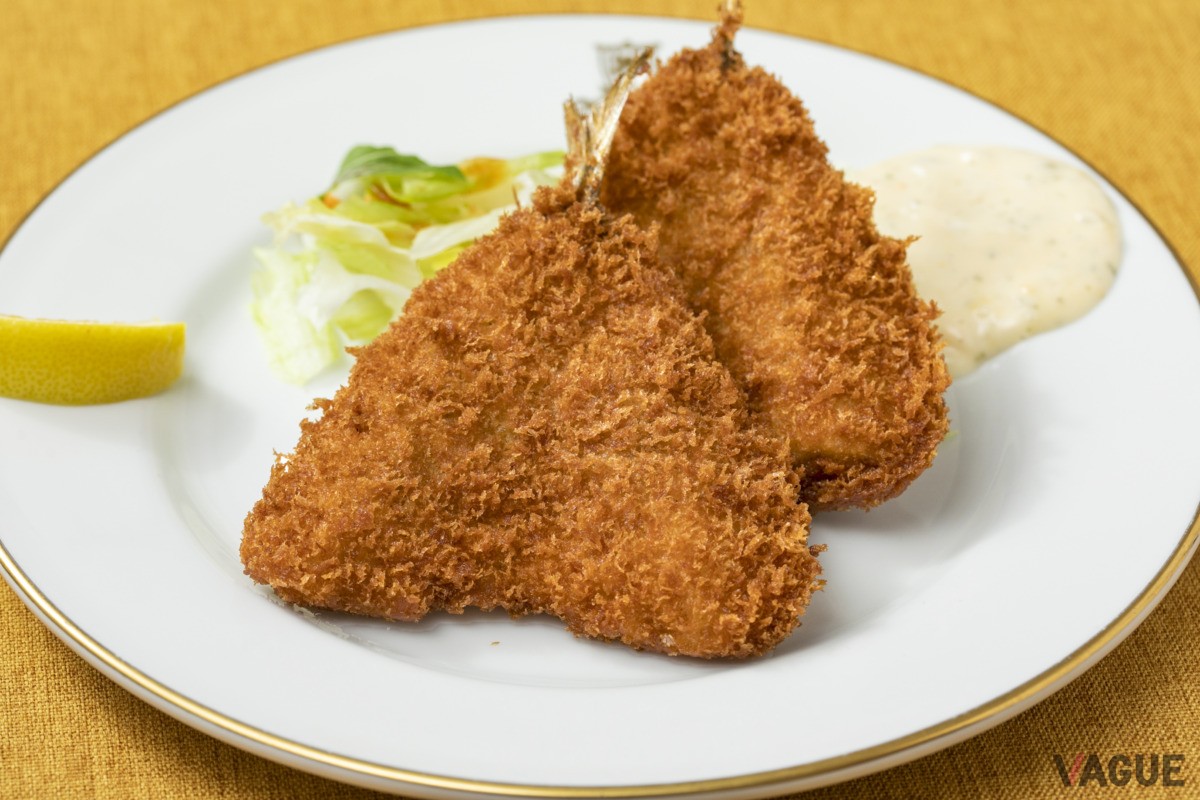 アジフライ1,320円〜、ランチはライス付き1,540円前後