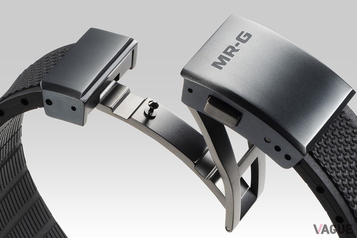再結晶チタンのベゼルをまとった「MRG-B2000RG」。MR-Gでは比較的珍しいラバーストラップを採用。戦いの神・毘沙門天の甲冑にちなんだ毘沙門亀甲パターンも洒落ている