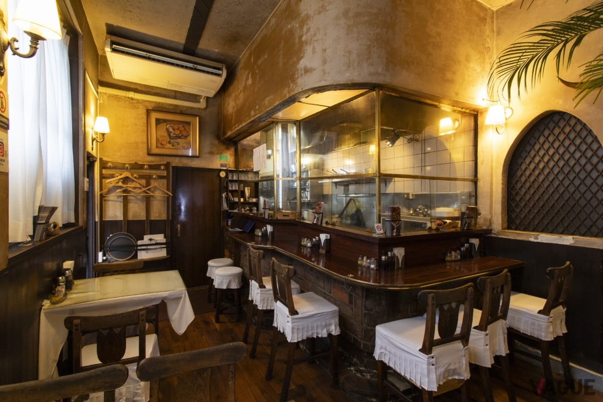 店内は昭和レトロ感あふれる柔らかな空間。窓や椅子の背もたれなどに時代を感じる味わい