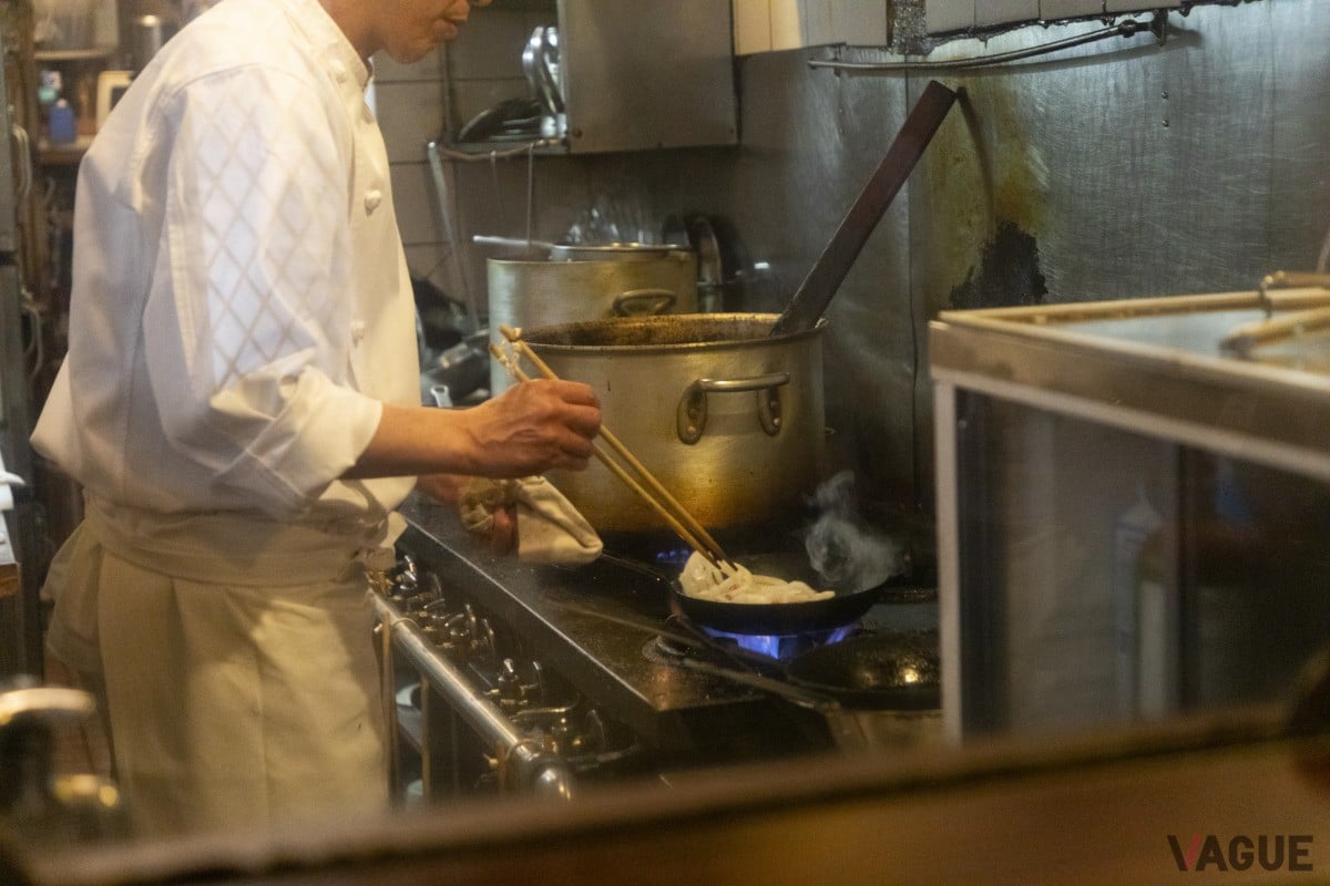 「夏場は、鶏レバーで作るレバーソテーがおすすめ。スタミナをつけるのにいいですよ」（店主の長谷川　清さん）