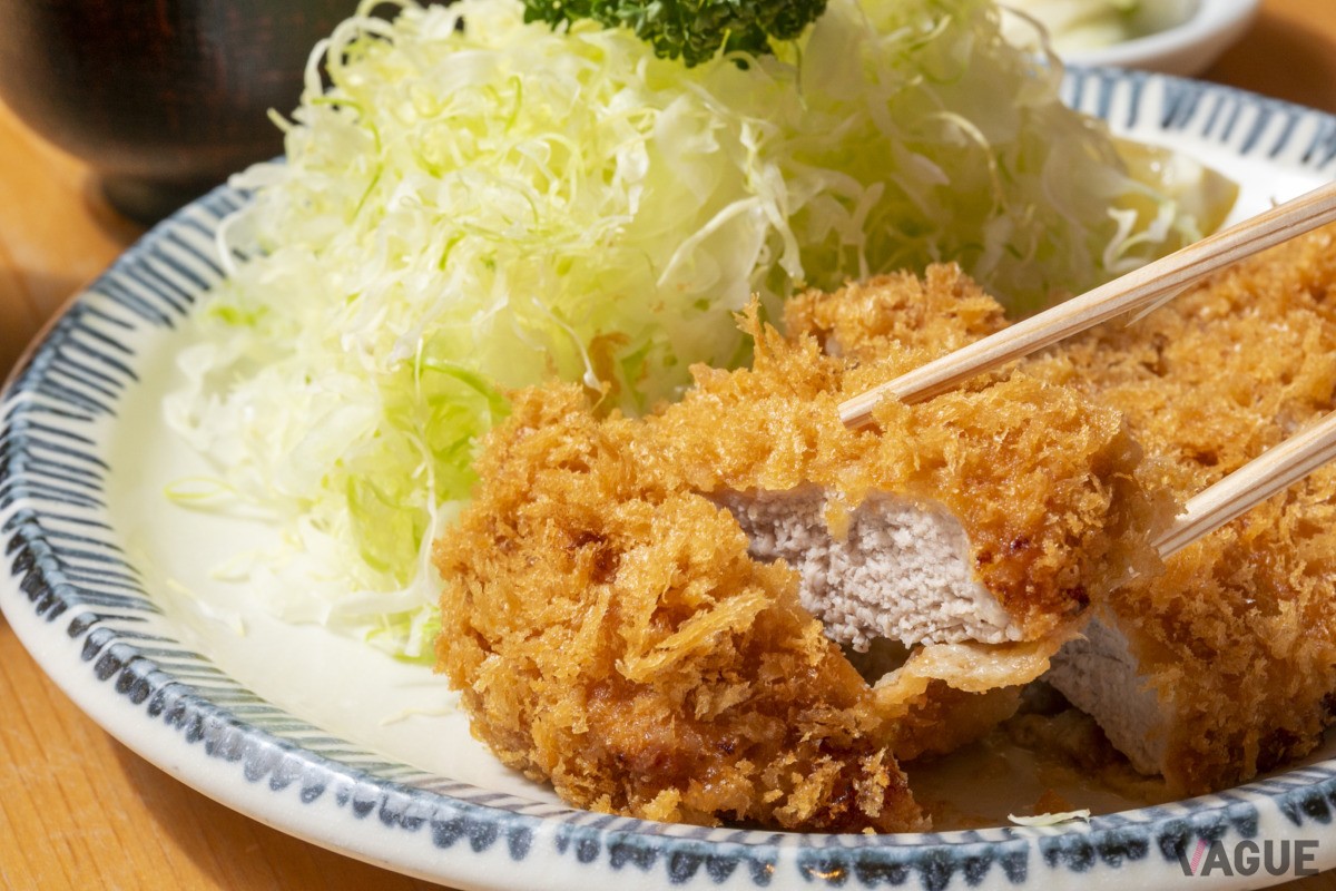 ロースカツ。ムチッとした食感のあと、脂身の旨みが口の中に広がってくる