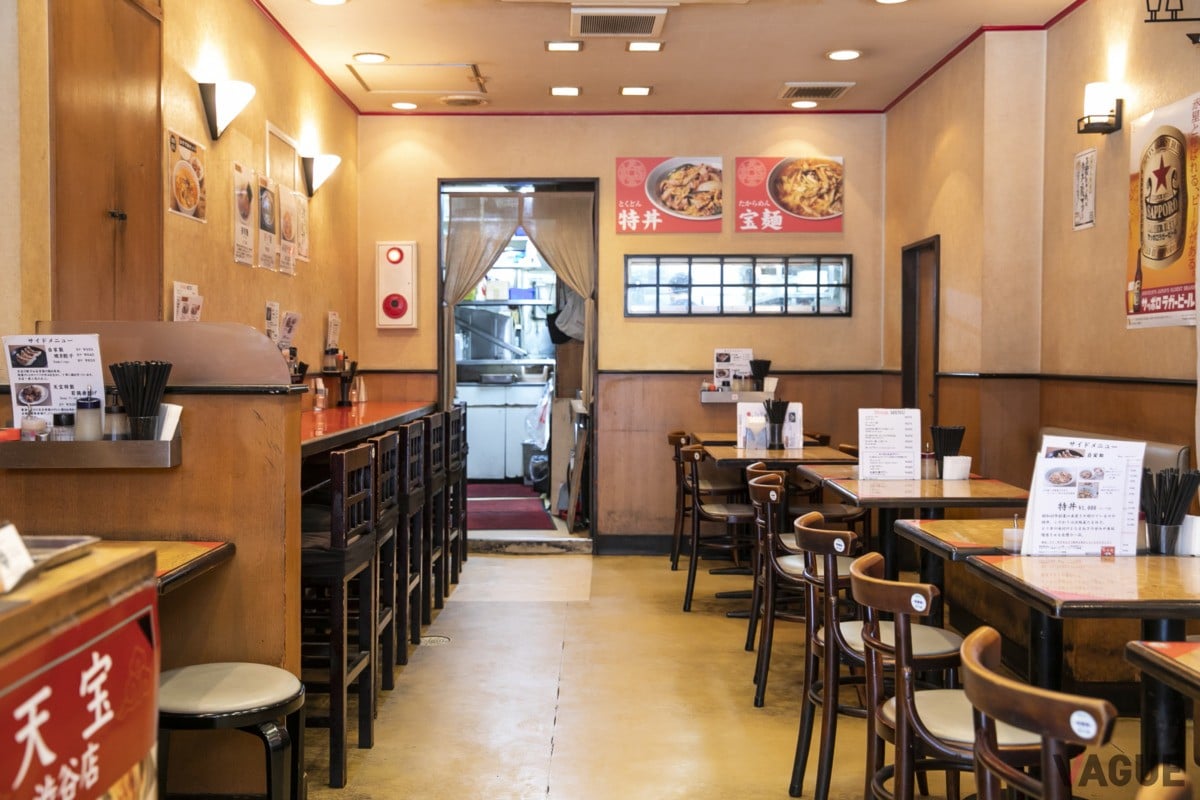 カウンター席とテーブル席がある店内。券売機ではなく、お店の人に注文するスタイル