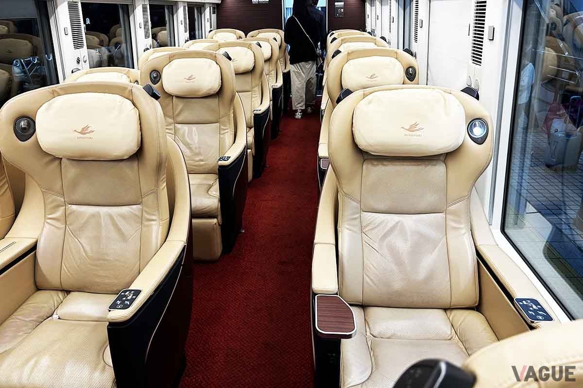 近鉄特急「ひのとり」プレミアムシート。本革のシートは、東北・北海道新幹線、上越・北陸新幹線に設定される「グランクラス」と同じくらいのプレミアム感がある